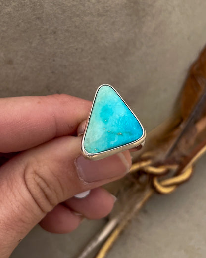 sierra bella  turquoise triangular stone ring with smooth bezel on chunky silver band