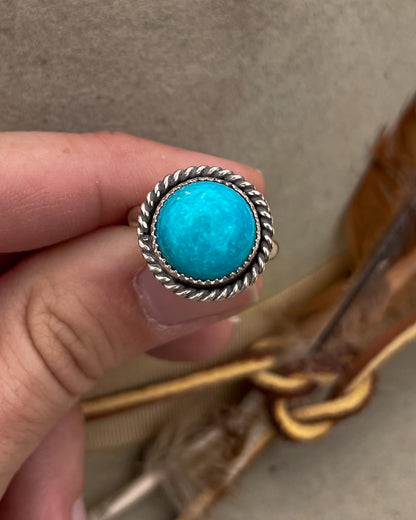 round kingman turquoise ring with twist rope border on silver halfround band