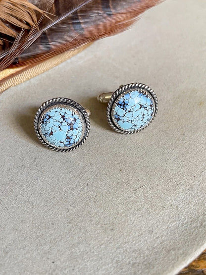 Pair of cufflinks with round golden hills turquoise turquoise stones and delicate rope border