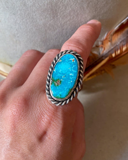 statement sierra bella turquoise set in a smooth bezel with thick rope border